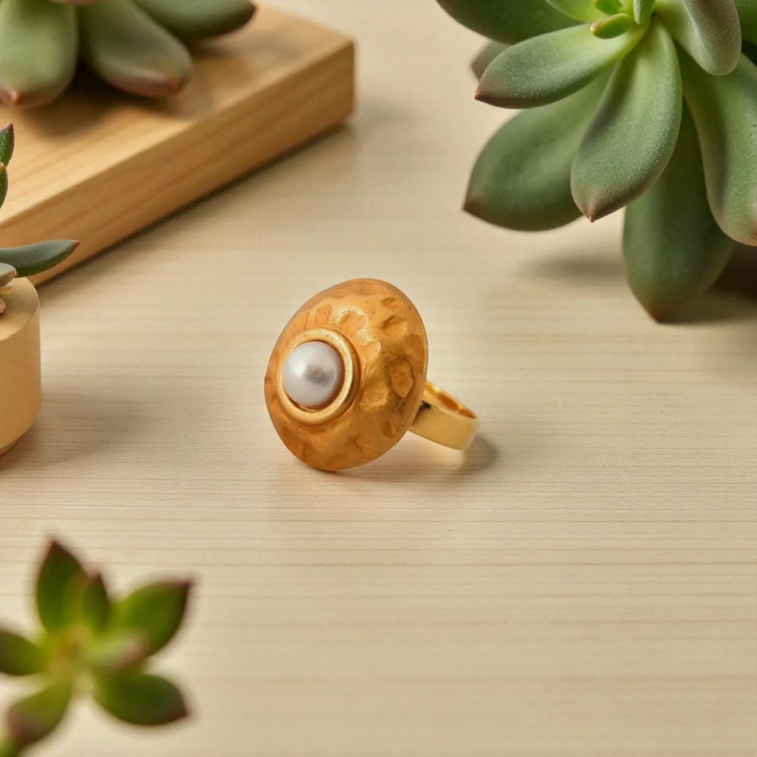 bague dorée mat avec perle blanche