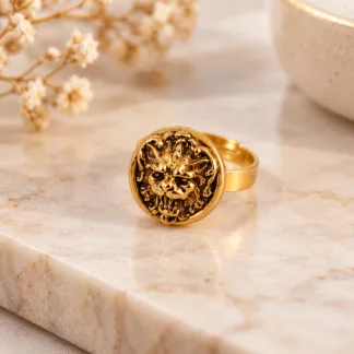 Bague tête de lion dorée réalisée à partir d'un ancien bouton en métal sculpté
