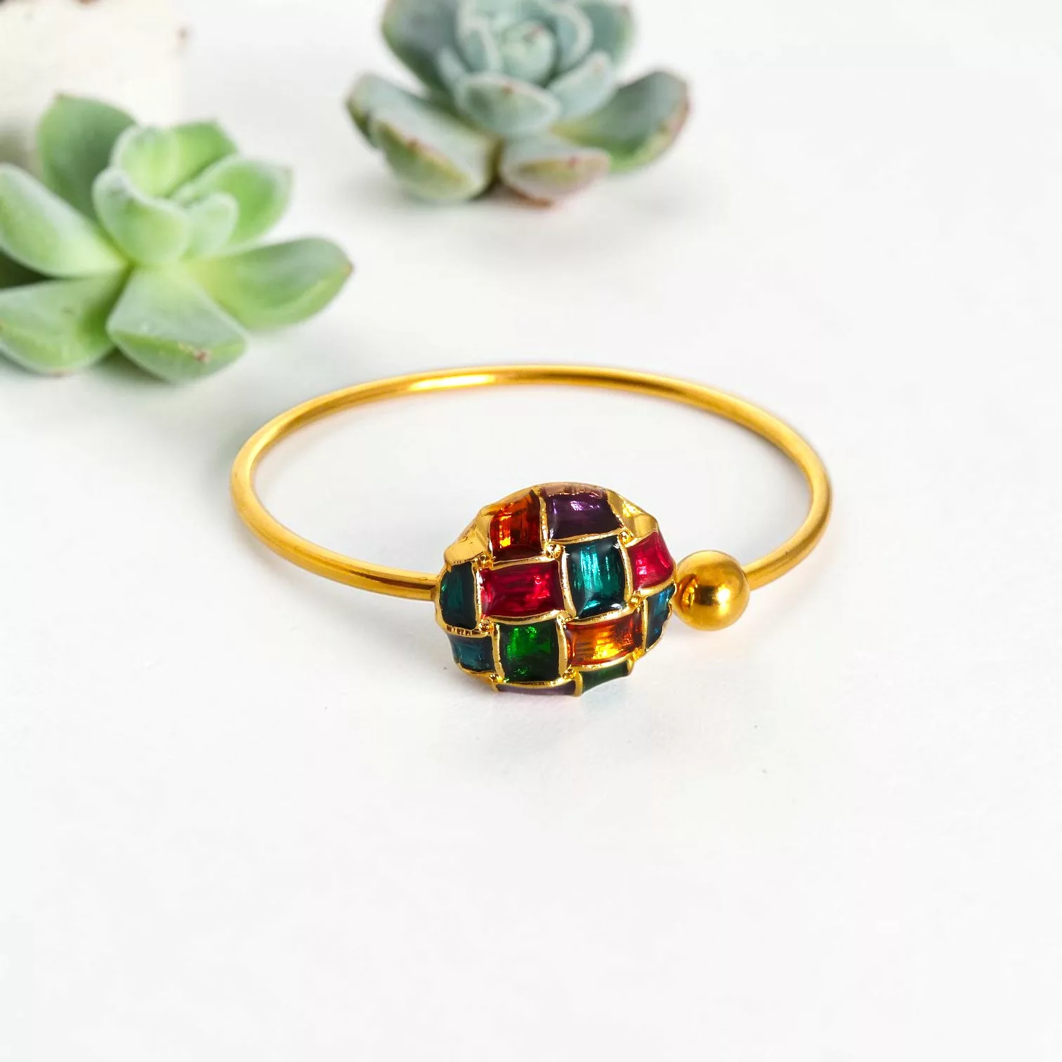 Bracelet jonc doré créé à partir d'un ancien bouton vintage multicolore, bijou artisanal upcyclé.