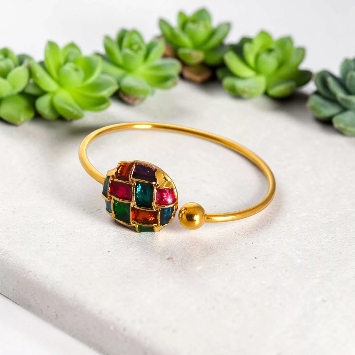 Bracelet jonc doré créé à partir d'un ancien bouton vintage multicolore, bijou upcyclé.