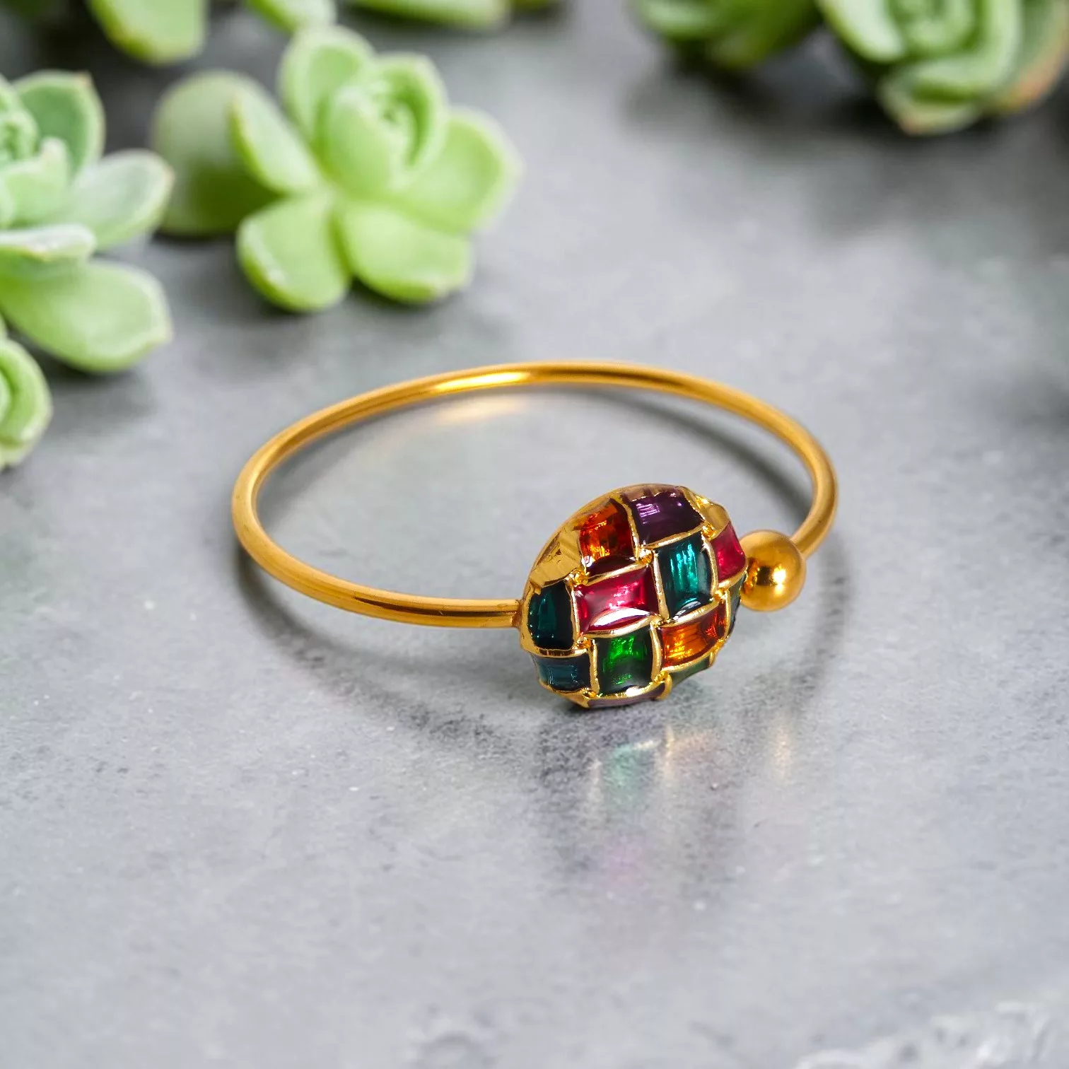 Bracelet jonc doré créé à partir d'un ancien bouton vintage multicolore, bijou upcyclé.