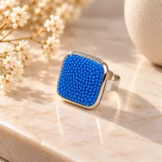 Bague carrée bleue en verre à petits picots, réalisée à partir d'un ancien bouton