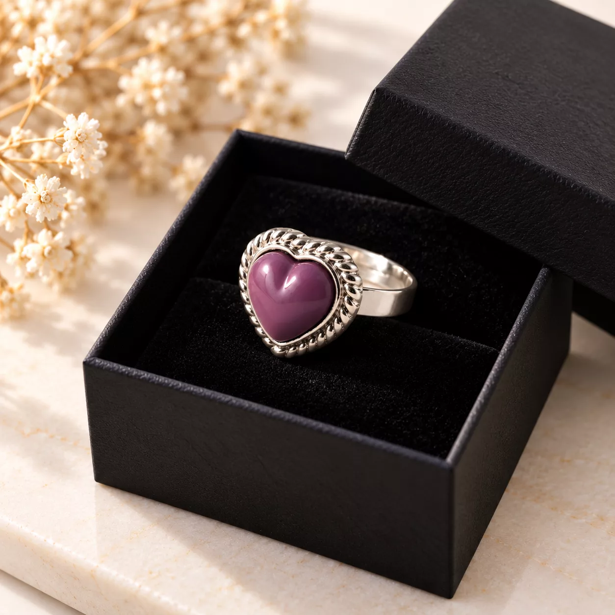 Bague Cœur violet présentée dans une boîte cadeau noire avec intérieur en velours