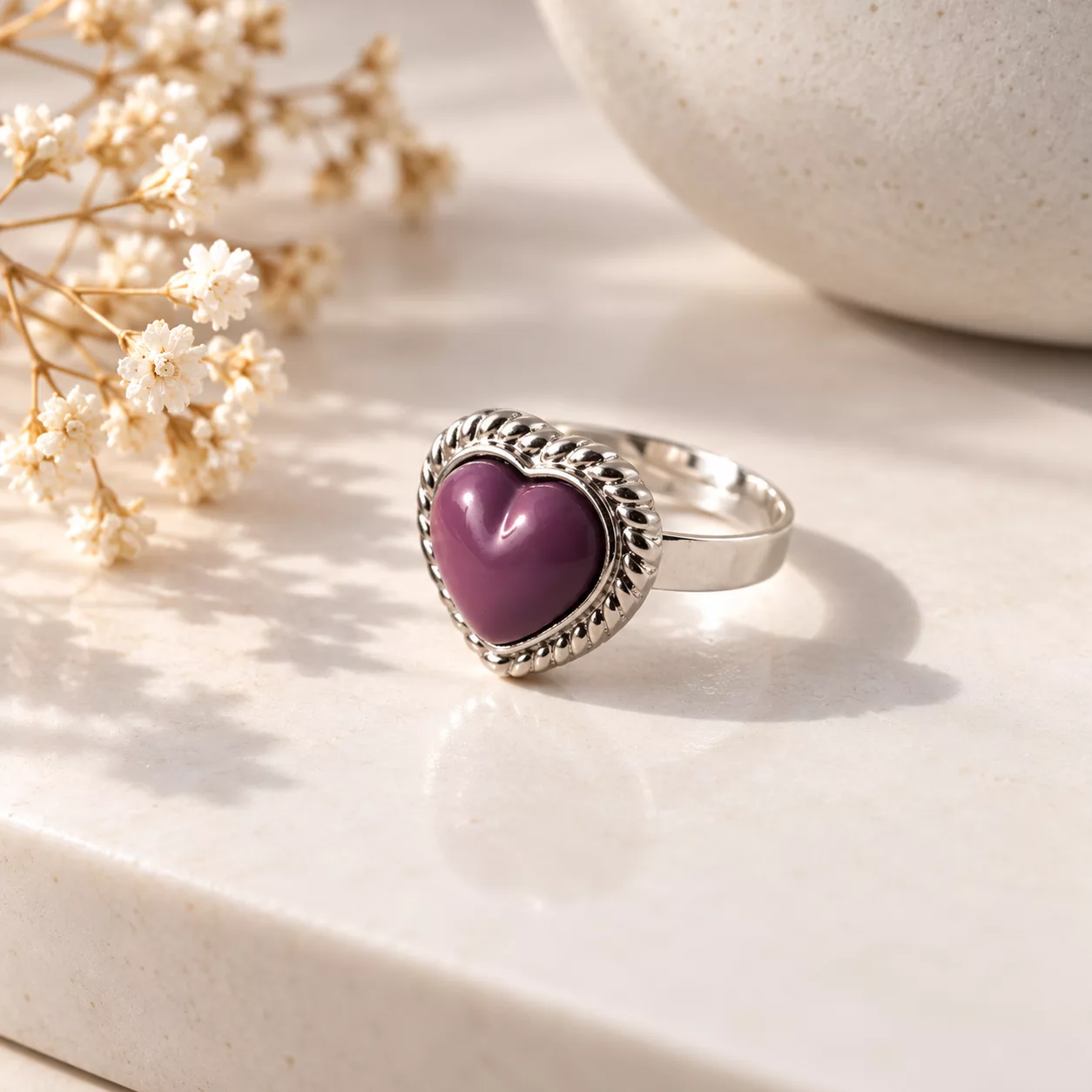 Bague Cœur violet créée à partir d'un ancien bouton avec cœur violet brillant et contour argenté