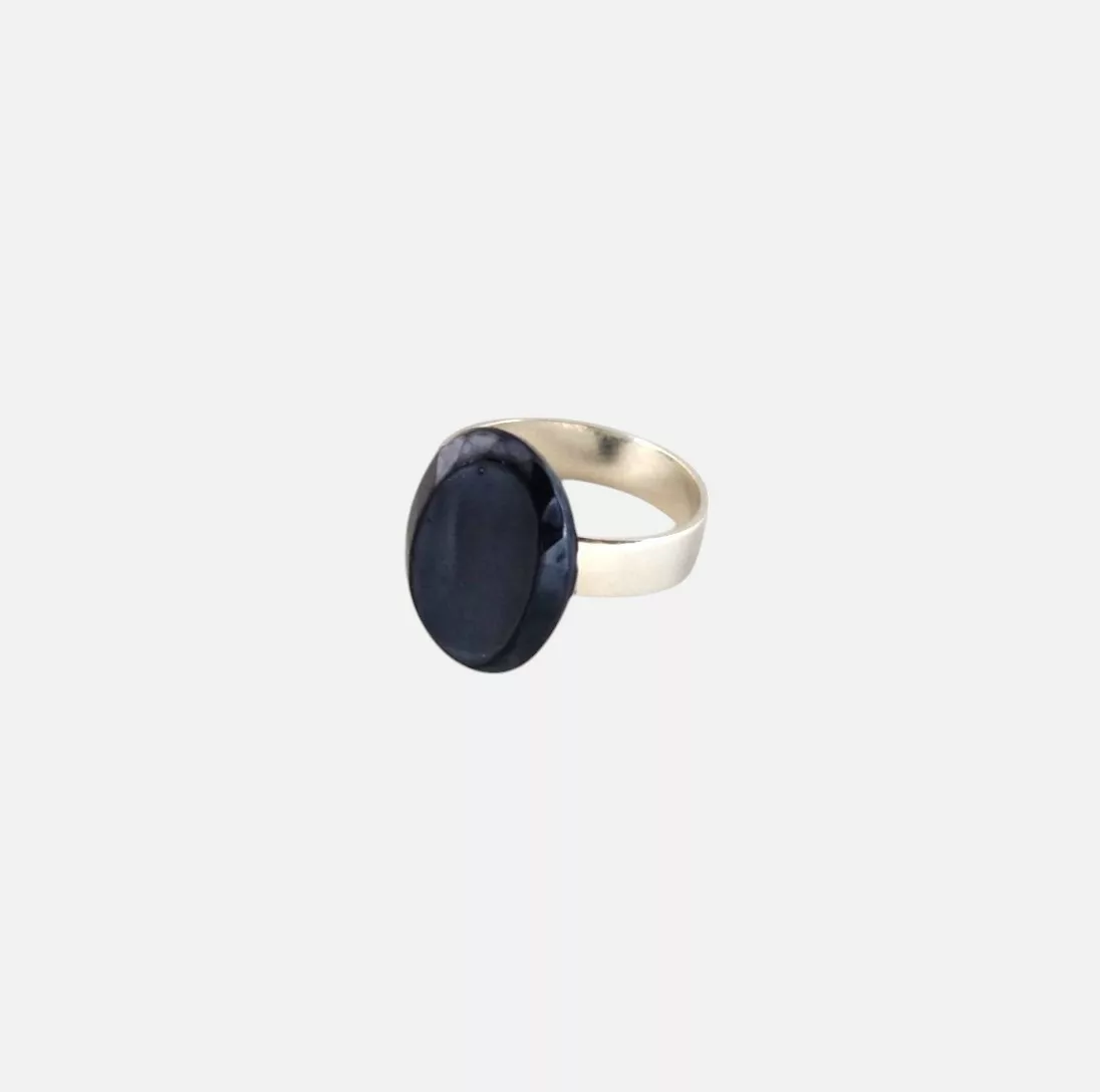 bague ovale noire