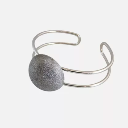 bracelet argenté élégance intemporelle
