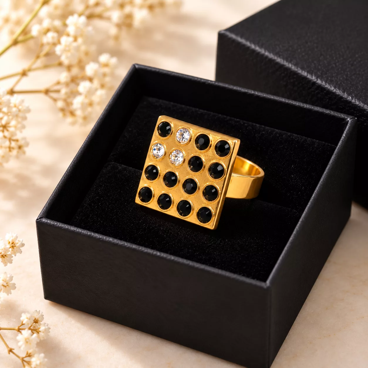 Bague Carré Luxe à strass noirs et blancs présentée dans une boîte cadeau noire