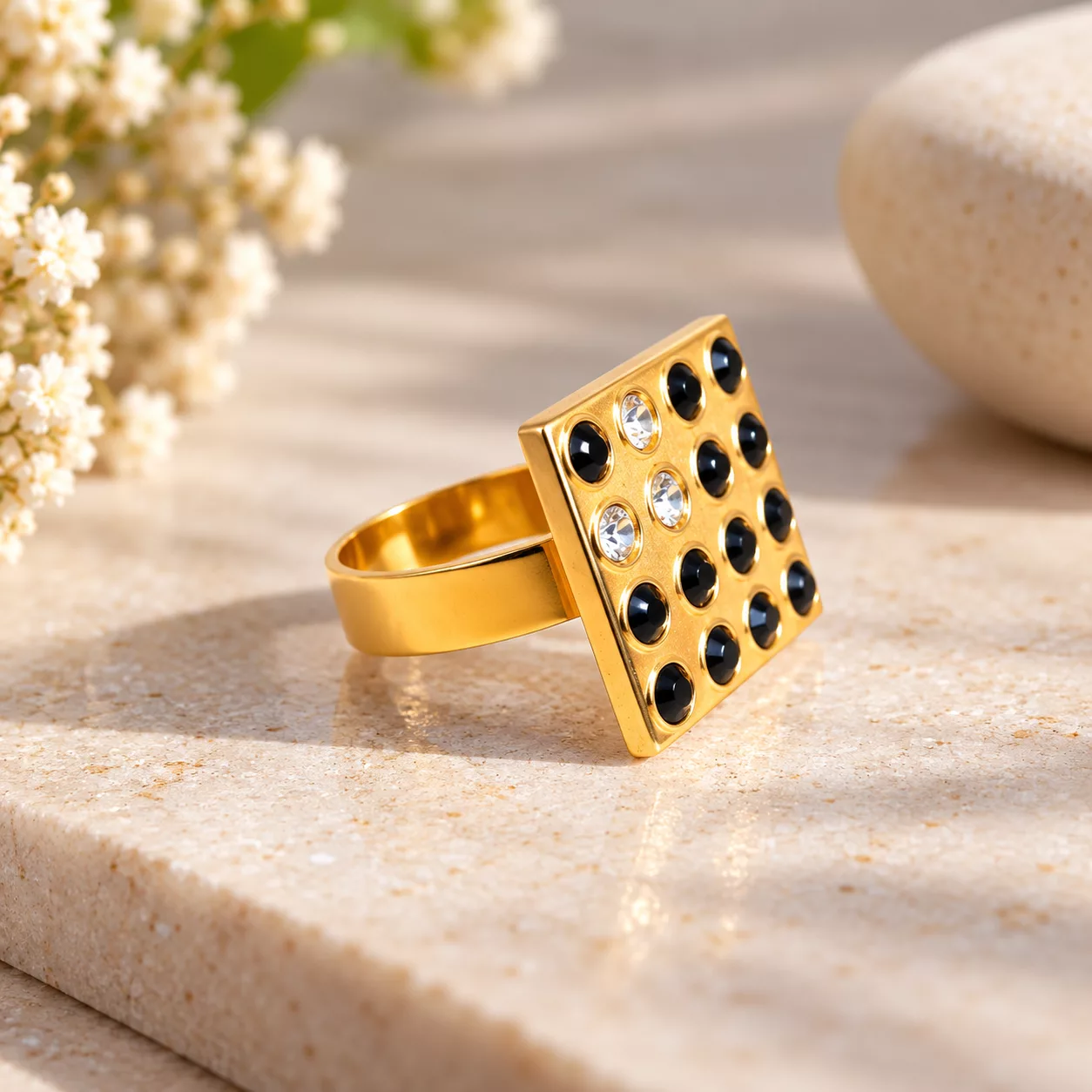Vue de profil de la bague Carré Luxe montrant son plateau à strass et son anneau doré