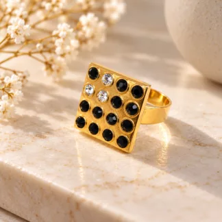 Bague carrée à strass noirs et blancs sur un ancien bouton en métal doré
