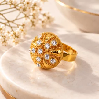 Bague Dorée Vintage avec ancien bouton rond bombé, motif doré en relief et strass blancs