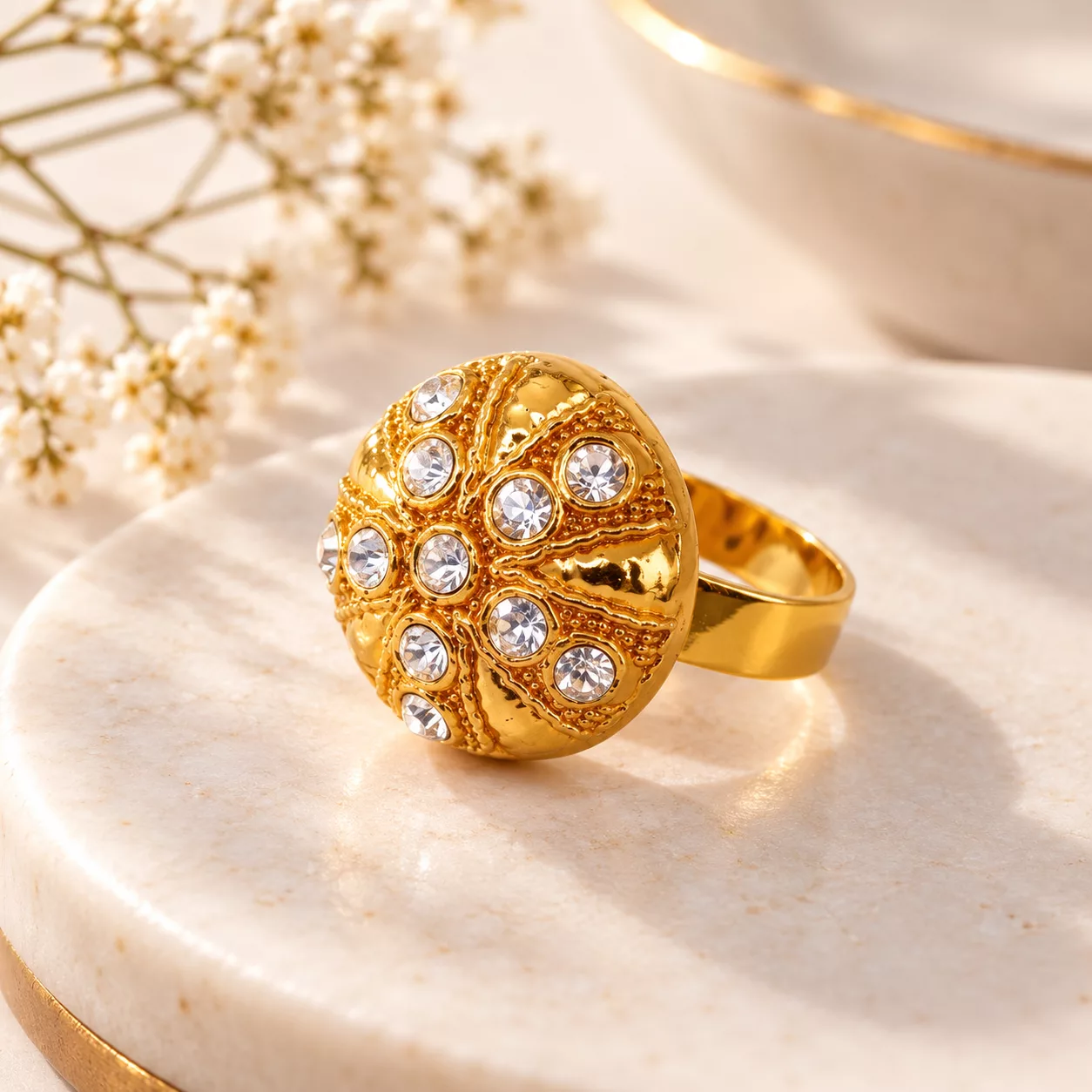 Bague Dorée Vintage avec ancien bouton rond bombé, motif doré en relief et strass blancs