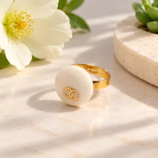 Bague Écrue en résine ivoire avec petit motif doré et anneau ajustable