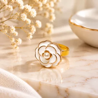 Bague Fleur Blanche créée à partir d'un ancien bouton, avec pétales blancs bordés de doré et perle centrale