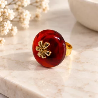 Bague Fleur de Feu couleur ambre avec fleur dorée en relief, créée à partir de deux anciens boutons