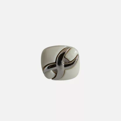 bague blanche et argentée