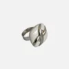 bague blanche et argentée