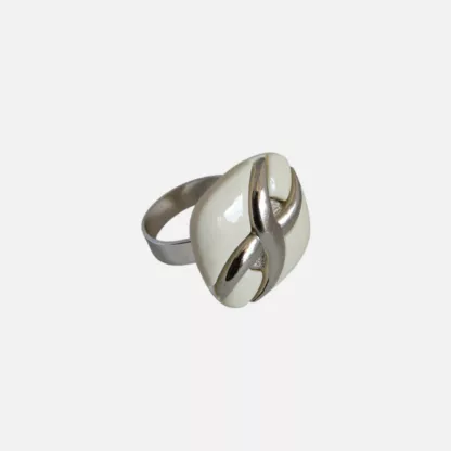 bague blanche et argentée