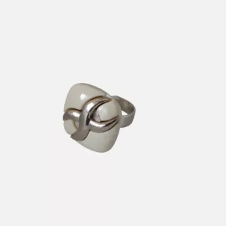 bague blanche et argentée