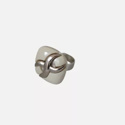 bague blanche et argentée