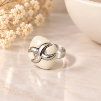 Bague Heïdi en résine ivoire avec décor argenté sur fond crème