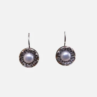 boucles d'oreilles argentées avec perle blanche