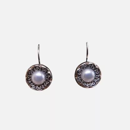 boucles d'oreilles argentées avec perle blanche