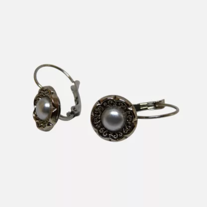 Boucles d'oreilles argentées avec perle blanche