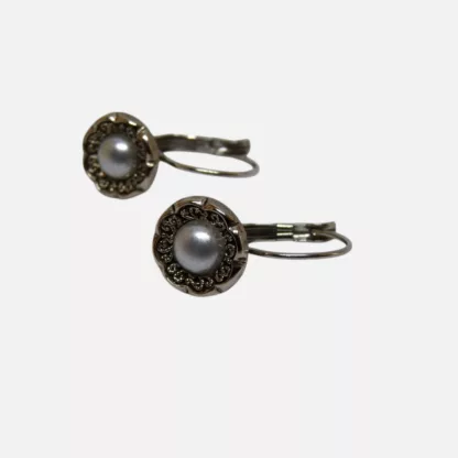 Boucles d'oreilles argentées avec perle blanche