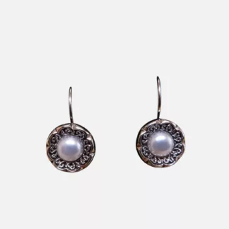 Boucles d'oreilles argentées avec perle blanche
