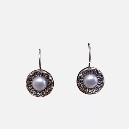 Boucles d'oreilles argentées avec perle blanche