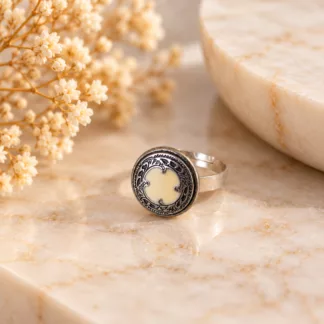 Bague argentée arabesques Aura avec ancien bouton en métal au centre ivoire