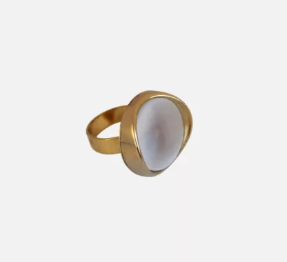 bague contemporaine effet nacré