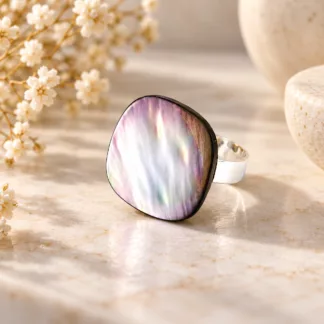 Bague Carré de nacre réalisée à partir d'un ancien bouton carré en nacre naturelle irisée