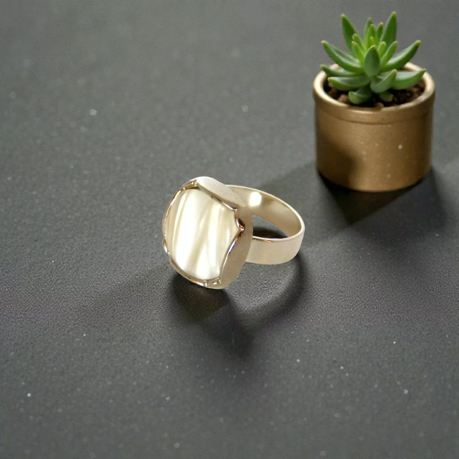bague carrée blanche au cabochon en résine créée à partir d'un ancien bouton