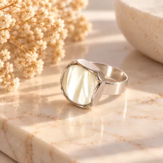 Bague carrée blanche Alba avec ancien bouton à effet nacré et entourage argenté