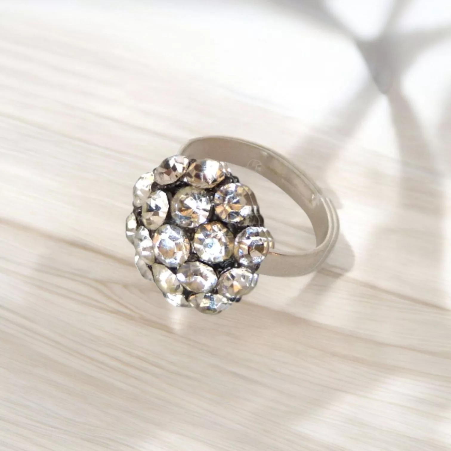 bague arrondie avec strass