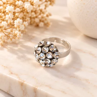 Bague Cristalline créée à partir d'un ancien bouton rond orné de strass blancs scintillants