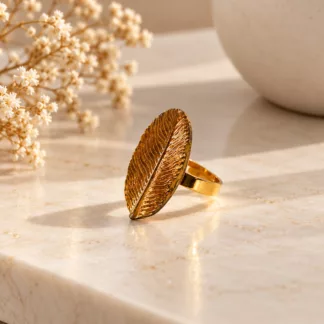 Bague Plume dorée en verre aux reflets cuivrés, créée à partir d'un ancien bouton