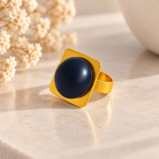Bague Riviera avec plateau carré doré et ancien bouton rond bleu nuit en relief