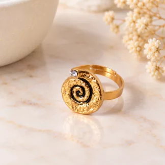 Bague Spirale d’or créée à partir d’un ancien bouton en métal doré martelé orné d’une spirale noire