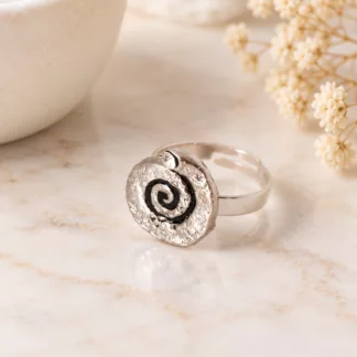 Bague Spirale d'argent créée à partir d'un ancien bouton en métal argenté orné d'une spirale noire