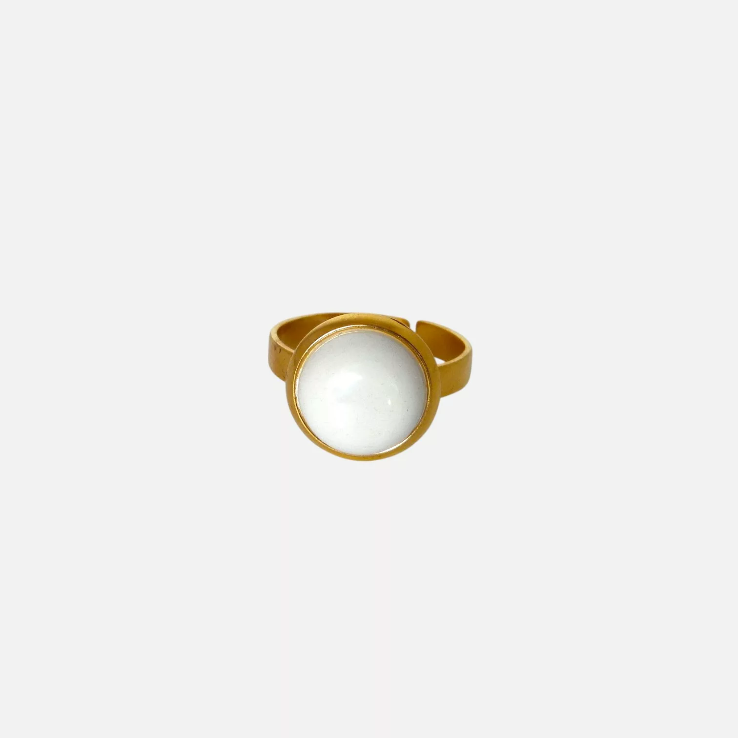 bague blanche et dorée