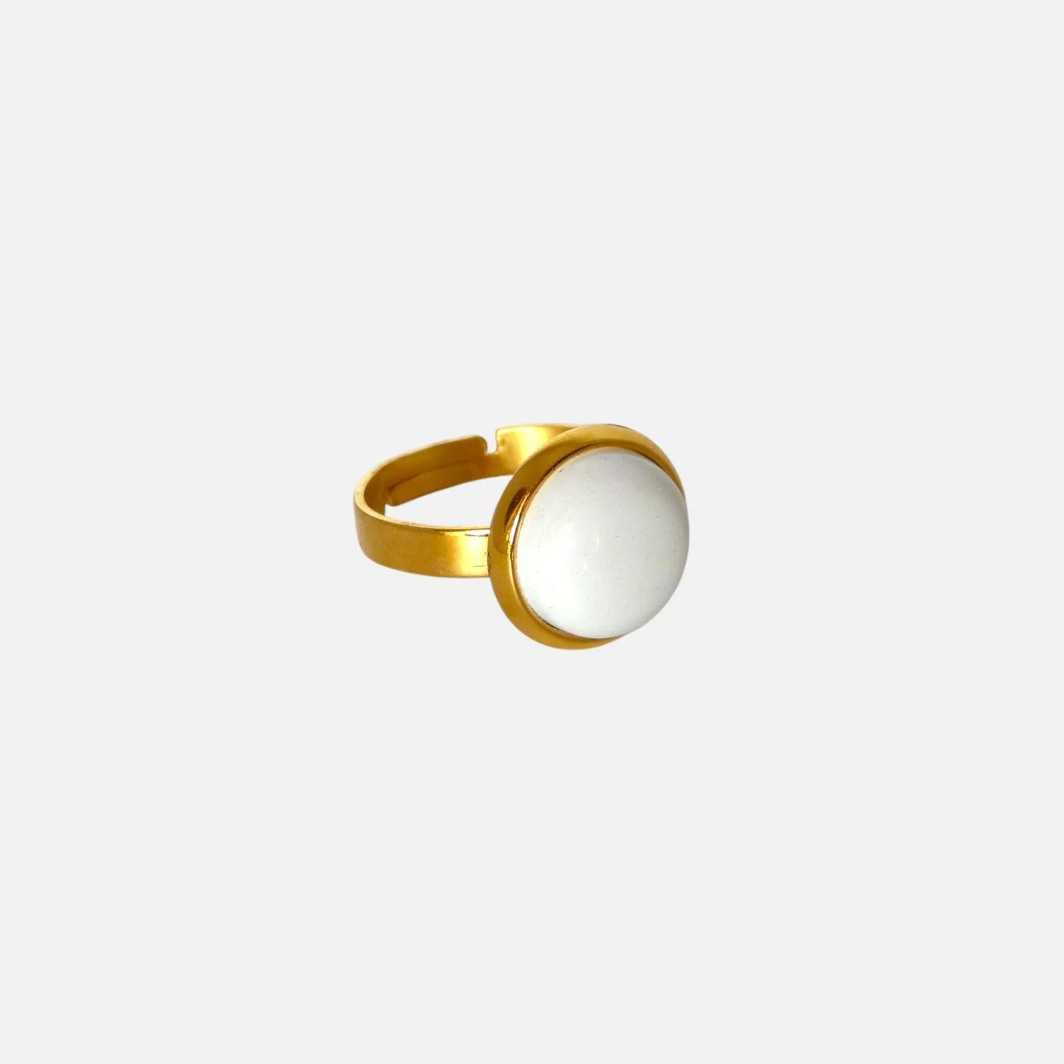 bague blanche et dorée