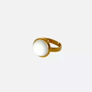 bague blanche et dorée