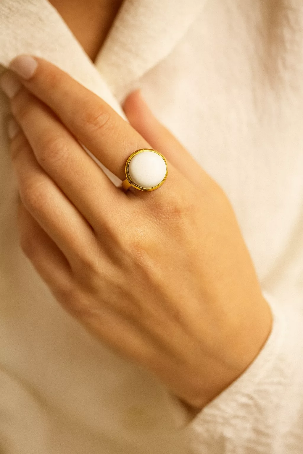bague blanche et dorée