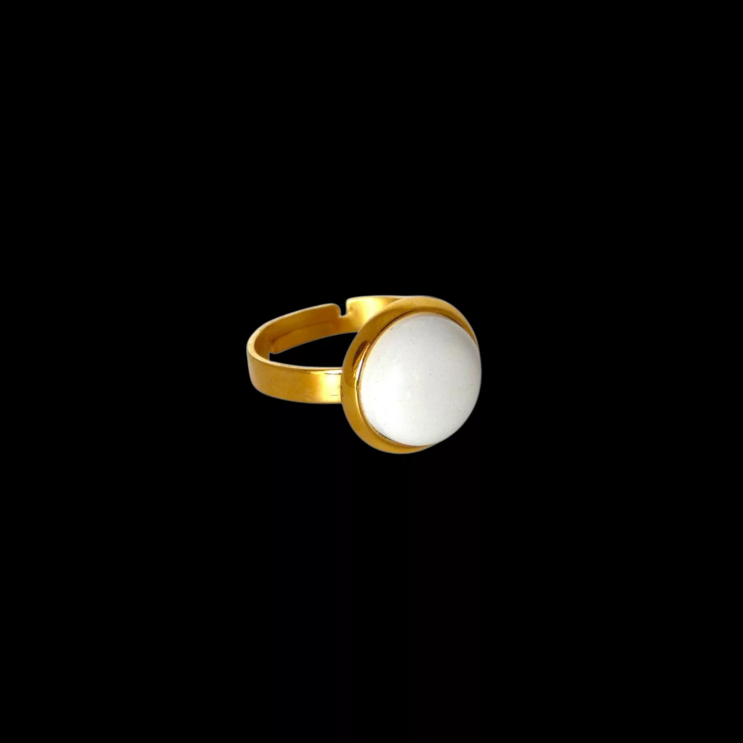 bague blanche et dorée