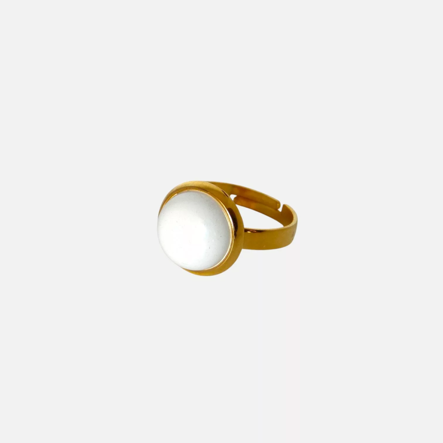 bague blanche et dorée