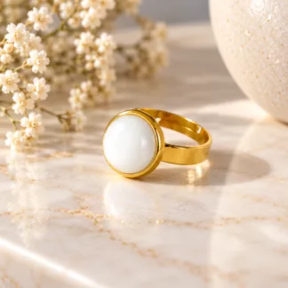 Bague blanche et dorée Blanc absolu créée à partir d'un ancien bouton rond