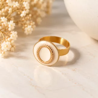 Bague bouton crème et dorée Soléa, avec décor ovale entouré d'une fine torsade dorée