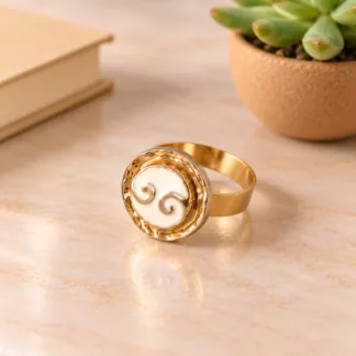 Bague Spira créée à partir d'un ancien bouton en résine crème, décoré de spirales dorées